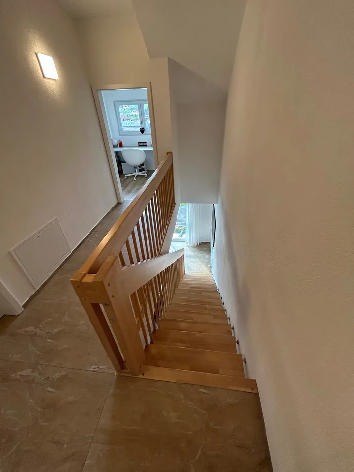 Grosszügige 4.5-Zimmer-Maisonette mit zwei Balkonen und Weitsicht an ruhiger Lage – Foto 7 von 12