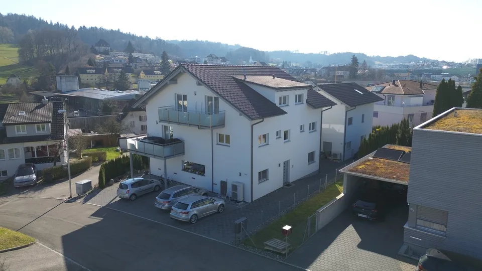 Grosszügige 4.5-Zimmer-Maisonette mit zwei Balkonen und Weitsicht an ruhiger Lage – Foto 10 von 12