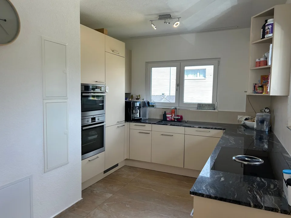 Maisonette spacieuse 4,5 pièces avec deux balcons et vue panoramique dans un quartier calme