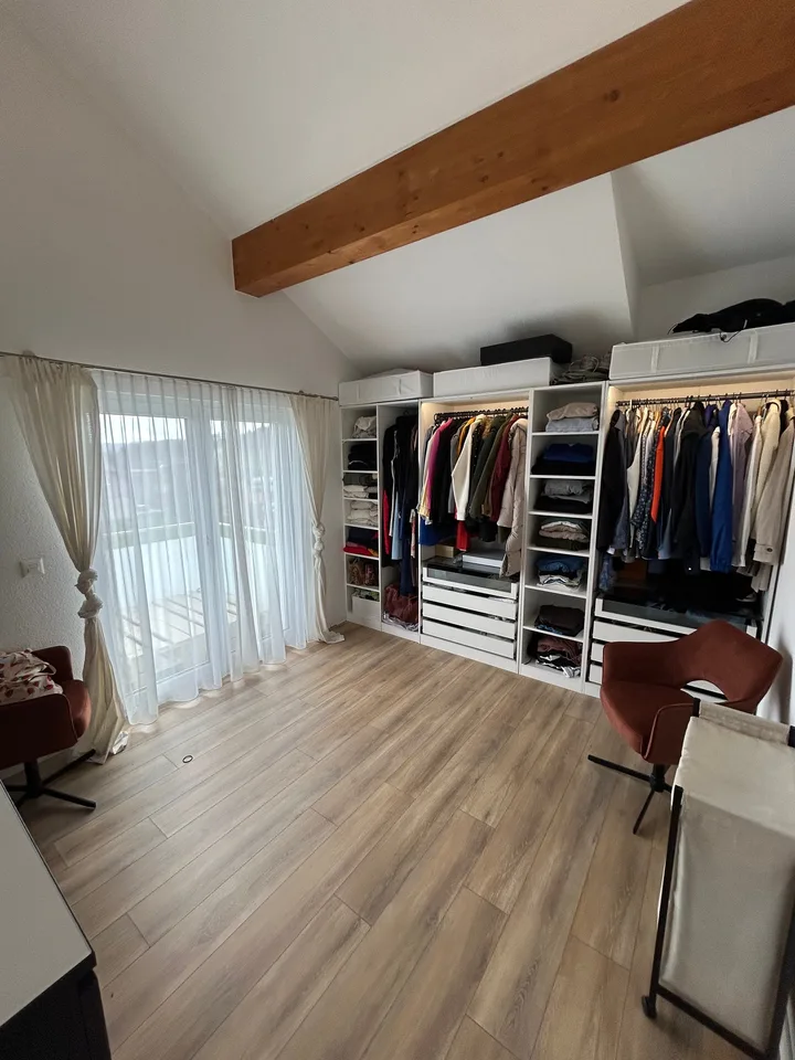 Grosszügige 4.5-Zimmer-Maisonette mit zwei Balkonen und Weitsicht an ruhiger Lage – Foto 6 von 12