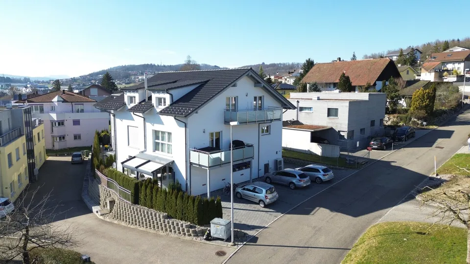 Grosszügige 4.5-Zimmer-Maisonette mit zwei Balkonen und Weitsicht an ruhiger Lage