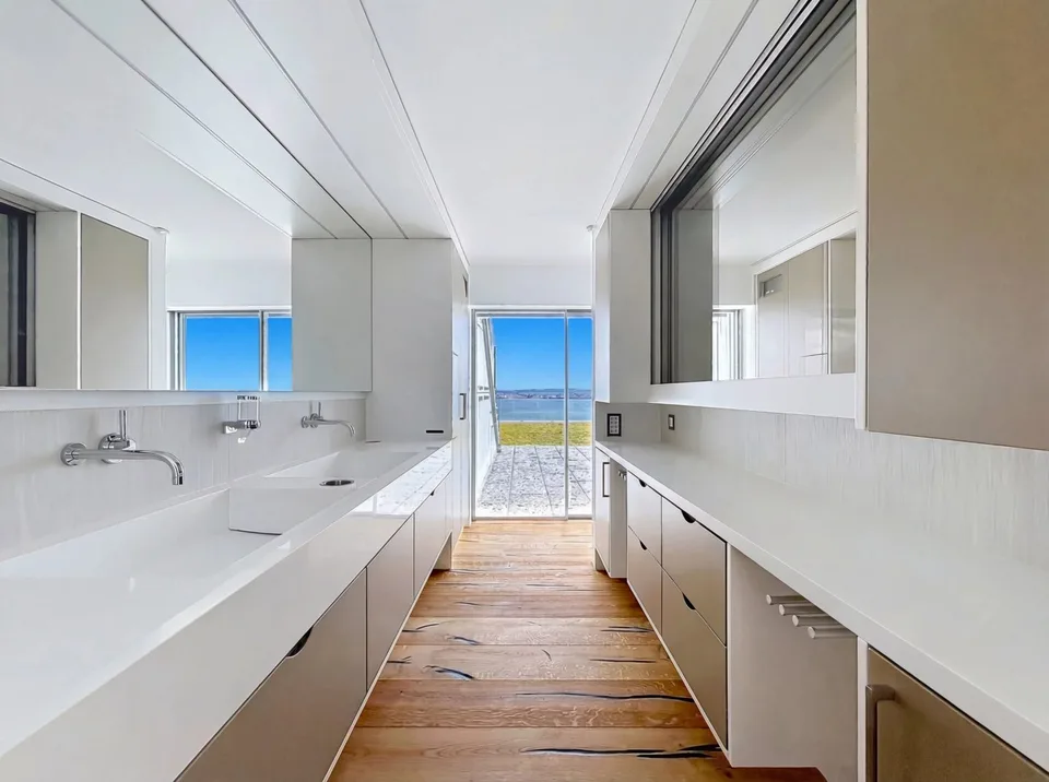Contemporänes Anwesen von 600 m² mit Panoramablick auf den See – Foto 11 von 13