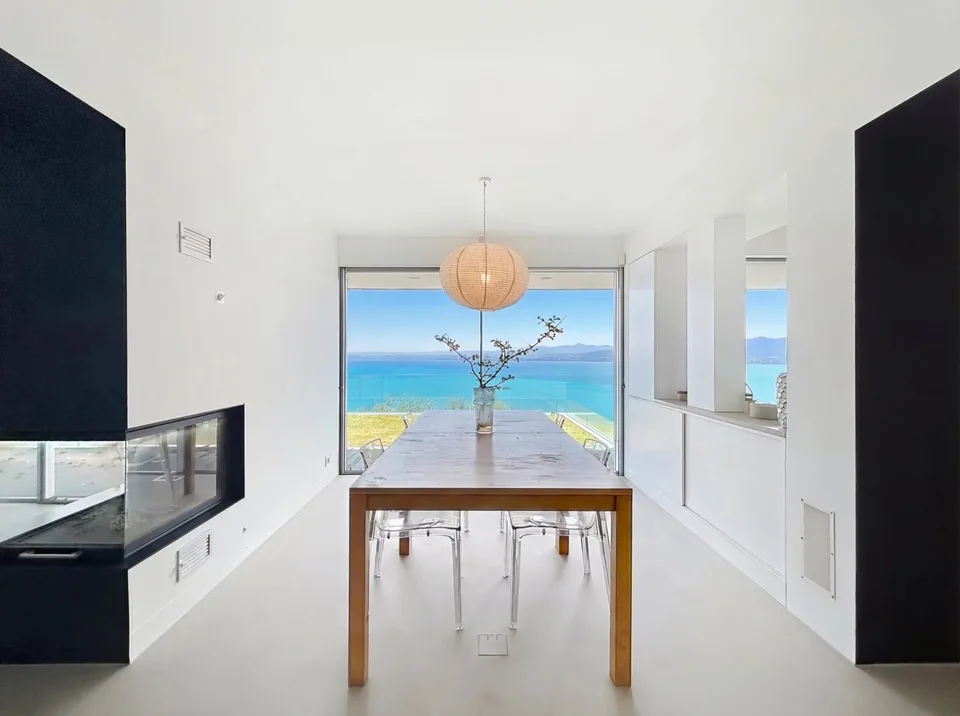 Propriété contemporaine de 600 m² avec vue panoramique sur le lac