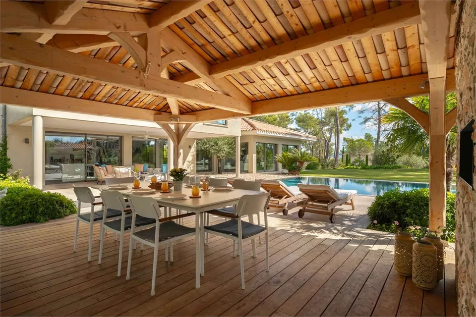 Luxus-Villa in der Terre Blanche-Anlage.