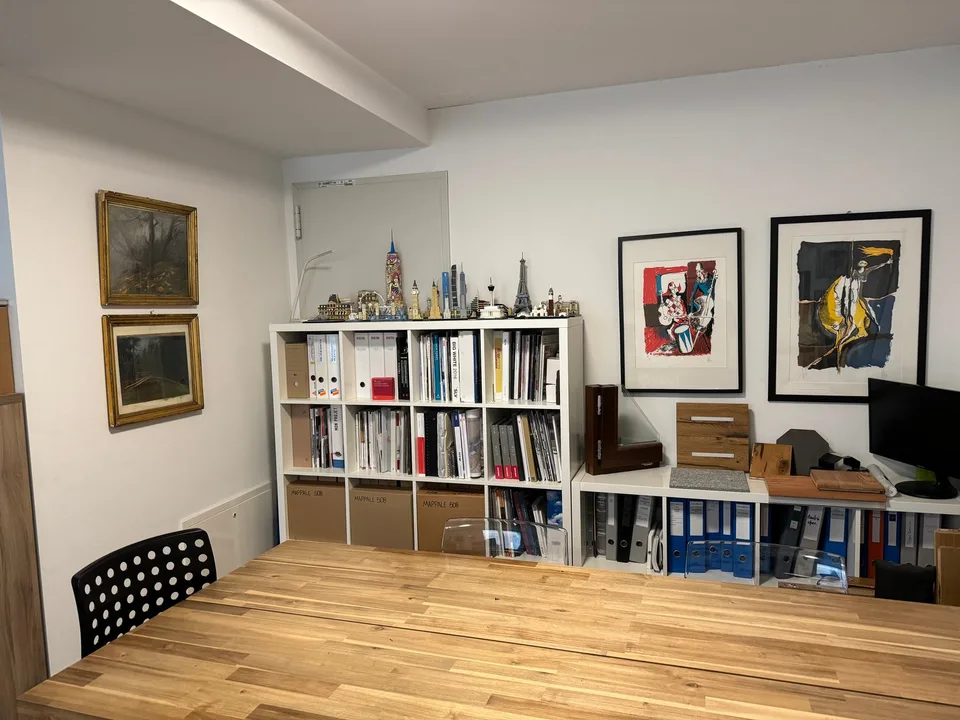Moderno ufficio di 4 locali + diversi locali deposito e 5 parcheggi anche per investimento
