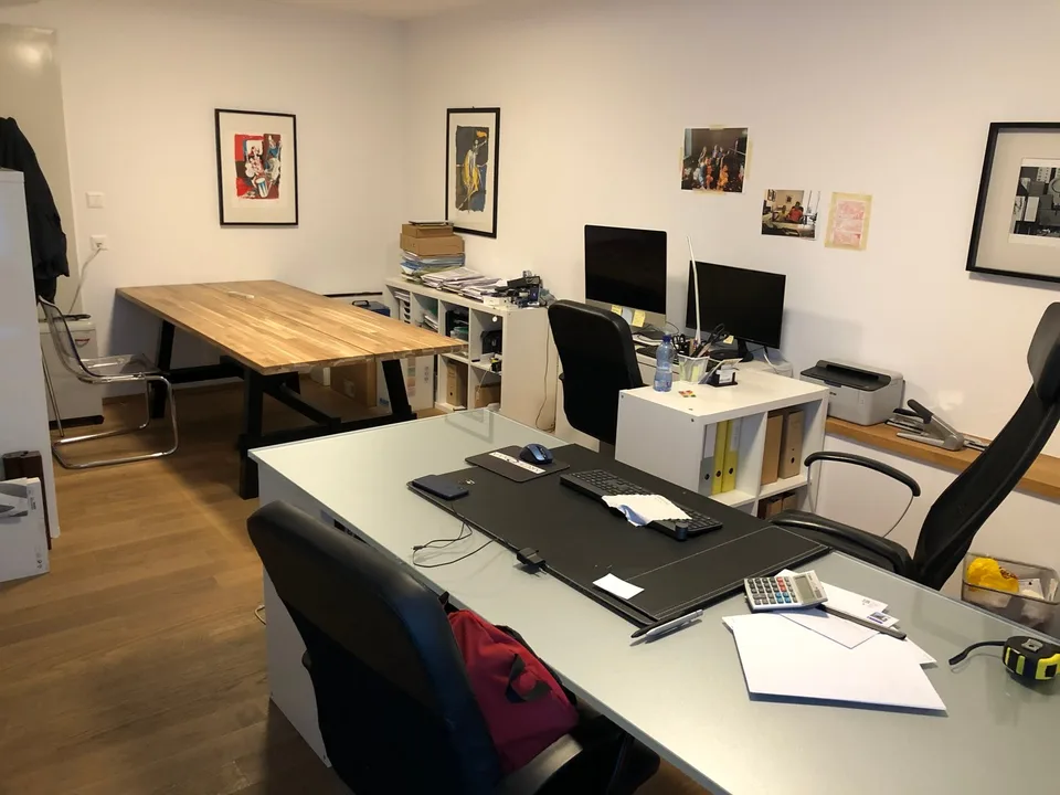 Moderno ufficio di 4 locali + diversi locali deposito e 5 parcheggi anche per investimento