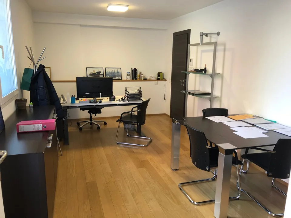 Moderno ufficio di 4 locali + diversi locali deposito e 5 parcheggi anche per investimento