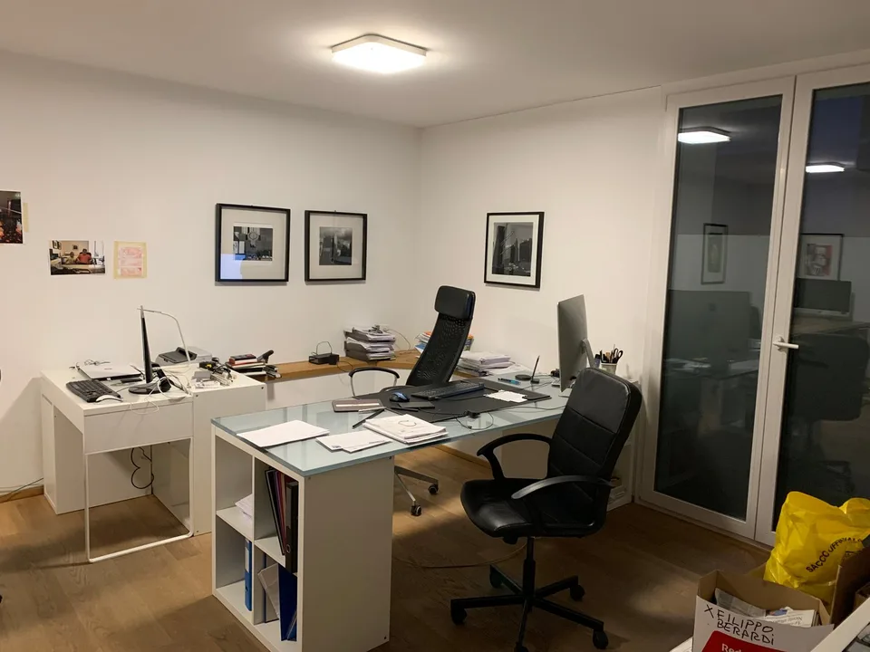 Moderno ufficio di 4 locali + diversi locali deposito e 5 parcheggi anche per investimento