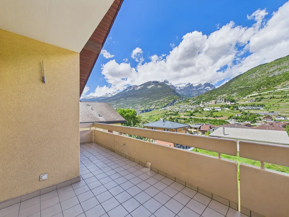 Wohnen mit Weitblick - Grosszügige 6-Zimmer-Duplex-Attikawohnung in Susten