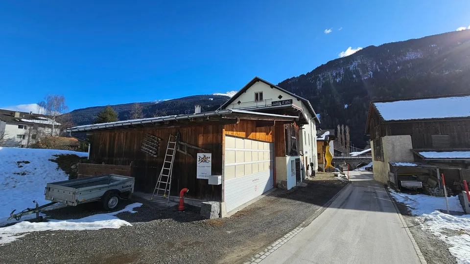 Gewerbehaus mit Zwischenbau und Garage