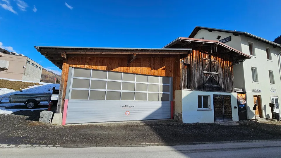 Gewerbehaus mit Zwischenbau und Garage