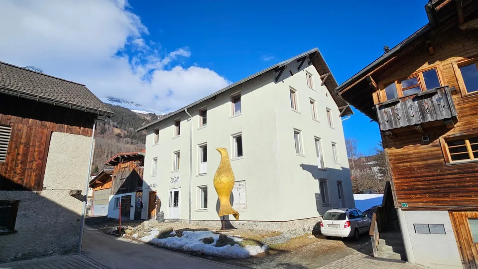 Gewerbehaus mit Zwischenbau und Garage