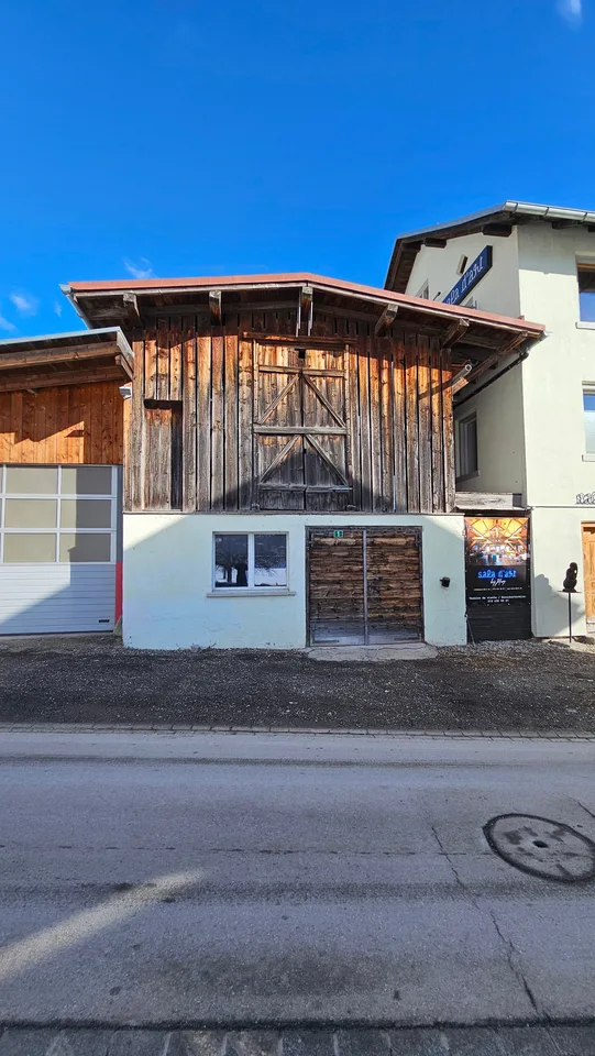 Gewerbehaus mit Zwischenbau und Garage