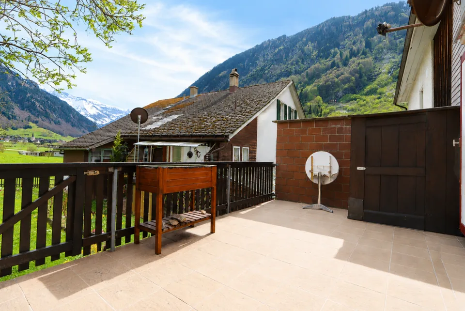 Parte di casa o casa vacanza con giardino, garage e vista mozzafiato in una posizione tranquilla a Engi GL