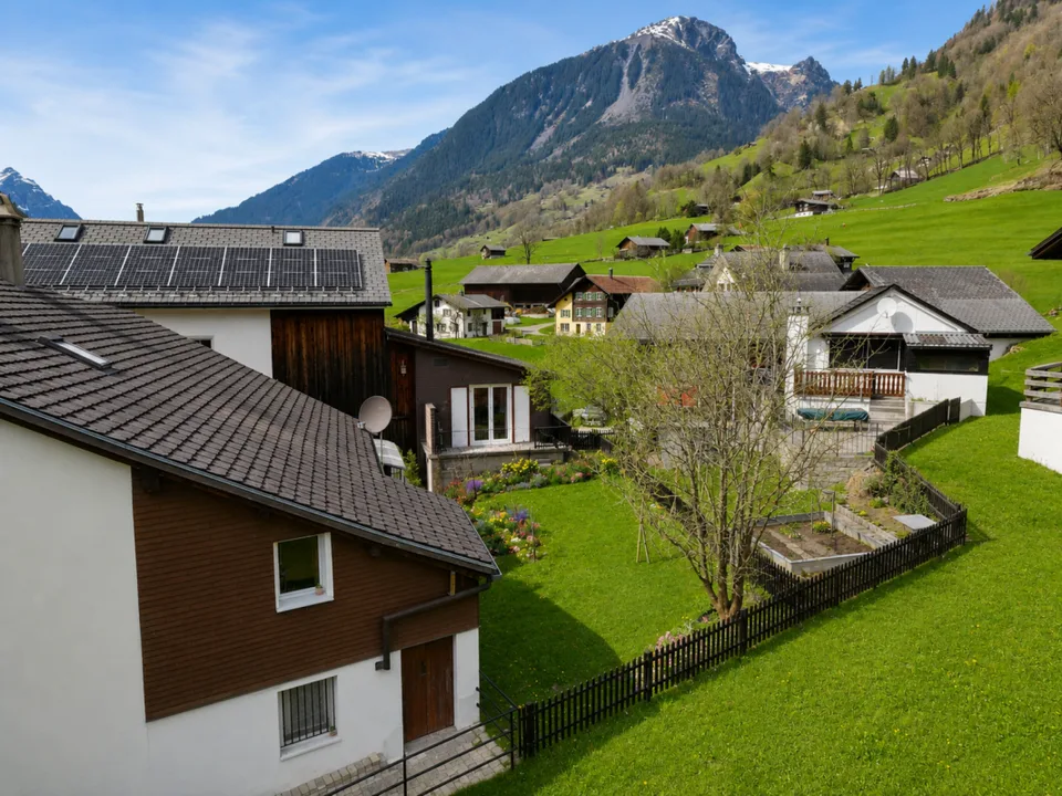 Parte di casa o casa vacanza con giardino, garage e vista mozzafiato in una posizione tranquilla a Engi GL