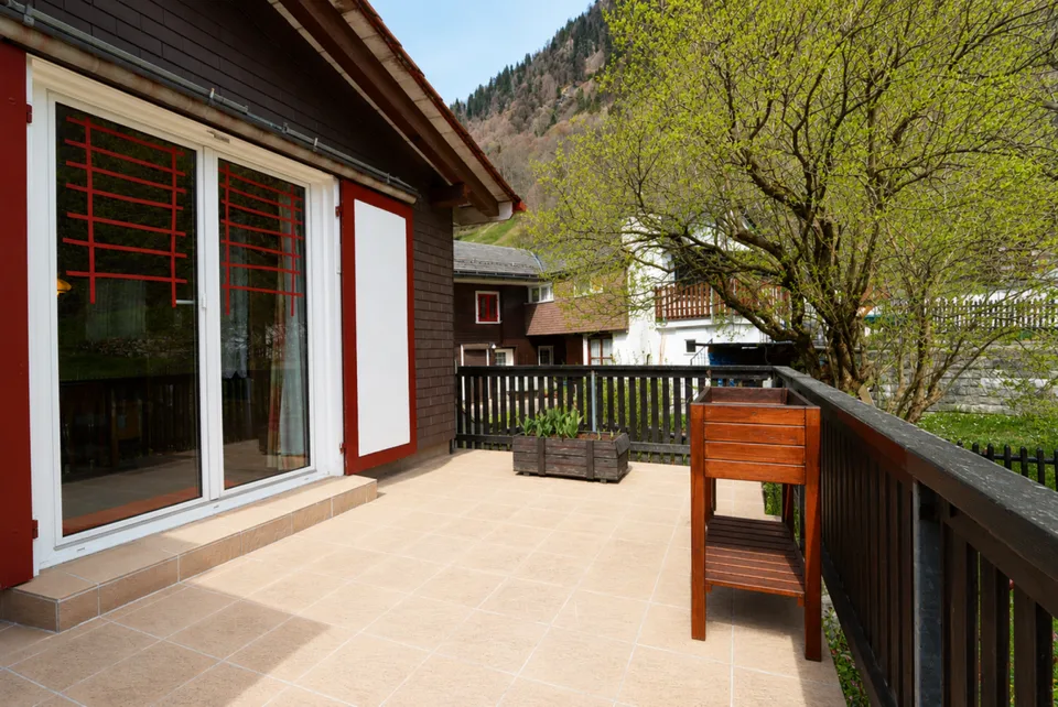 Parte di casa o casa vacanza con giardino, garage e vista mozzafiato in una posizione tranquilla a Engi GL