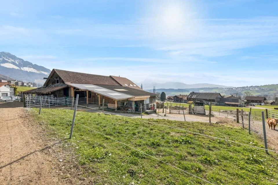 Terreno edificabile di 2'198m2 con fattoria ristrutturata