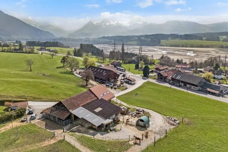 Terrain à bâtir de 2'198m2 avec ferme rénovée
