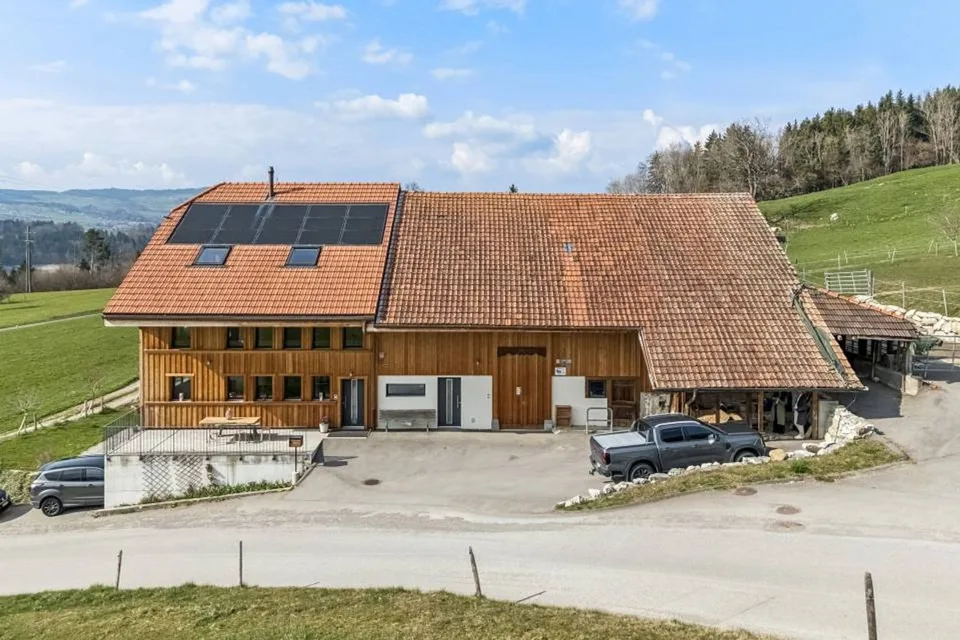 Terreno edificabile di 2'198m2 con fattoria ristrutturata