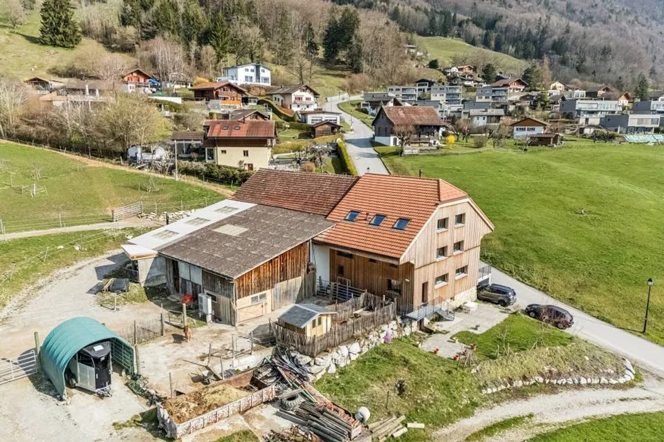 Terreno edificabile di 2'198m2 con fattoria ristrutturata