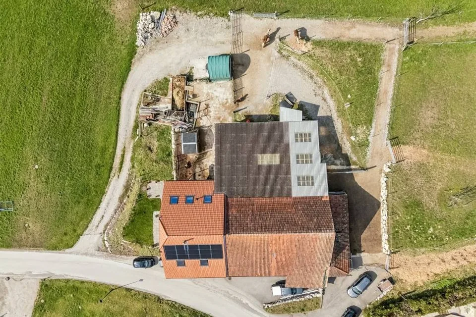 Terreno edificabile di 2'198m2 con fattoria ristrutturata