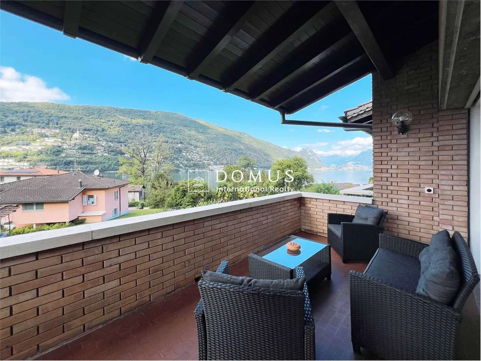 Villa bifamiliare con vista lago