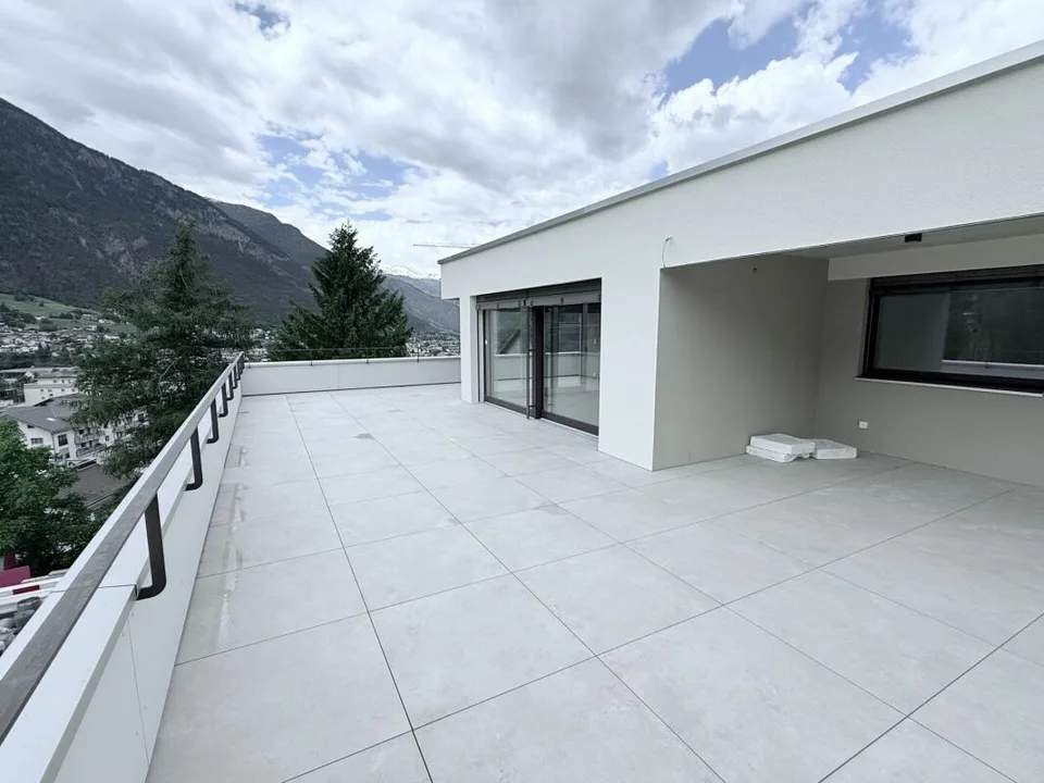 Appartamento unico sul tetto con vista panoramica alpina a Brig e ampia terrazza soleggiata