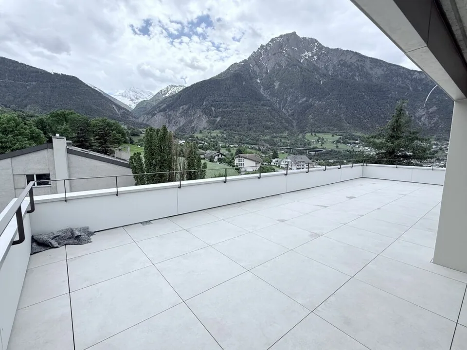 Appartamento unico sul tetto con vista panoramica alpina a Brig e ampia terrazza soleggiata