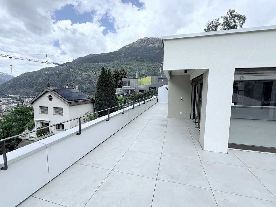 Appartamento unico sul tetto con vista panoramica alpina a Brig e ampia terrazza soleggiata