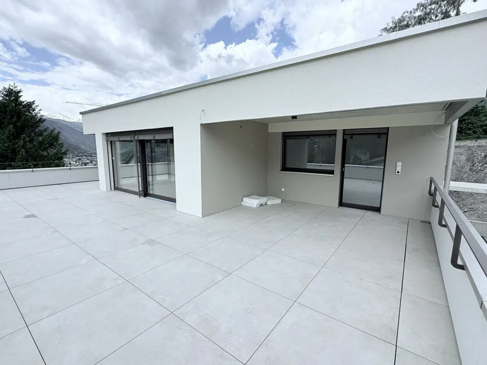 Appartamento unico sul tetto con vista panoramica alpina a Brig e ampia terrazza soleggiata