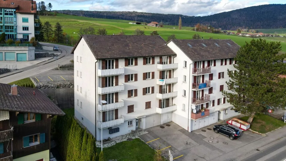 Tavannes, immeuble de rendement 8 appartements, 2 garages et 7 places de parc