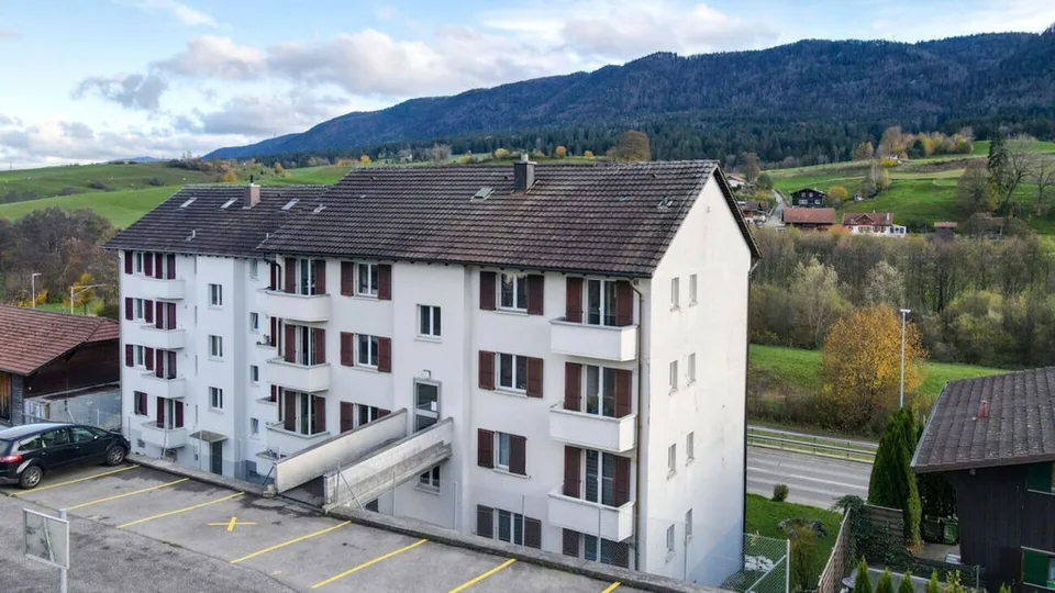 Tavannes, immeuble de rendement 8 appartements, 2 garages et 7 places de parc