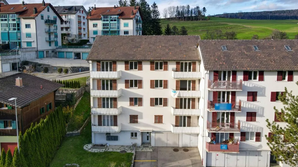 Tavannes, immeuble de rendement 8 appartements, 2 garages et 7 places de parc