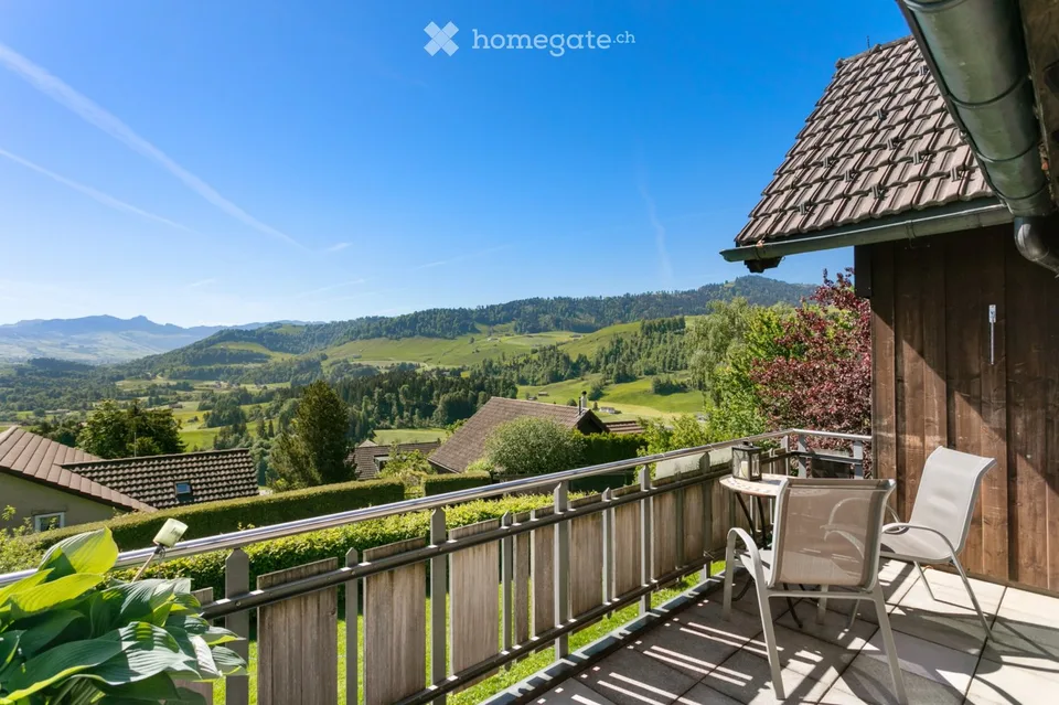 Appartement de 4,5 pièces rénové dans un environnement verdoyant avec vue imprenable