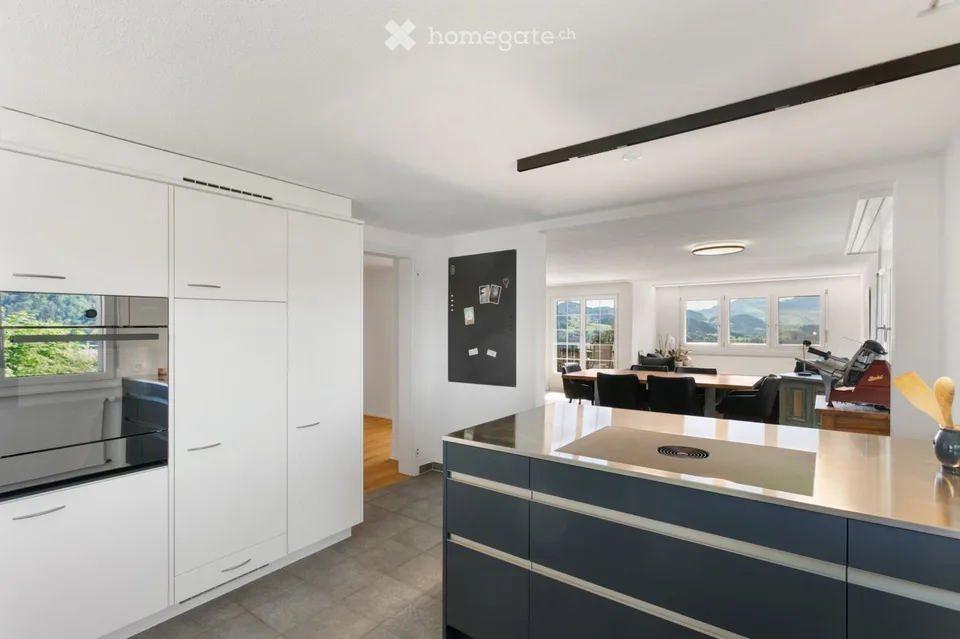 Appartement de 4,5 pièces rénové dans un environnement verdoyant avec vue imprenable