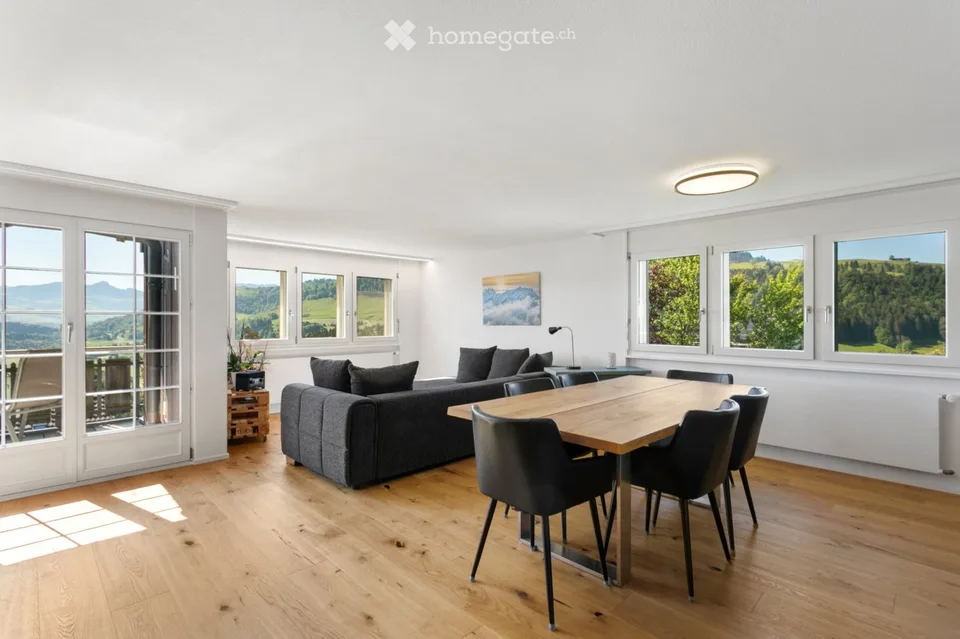Appartement de 4,5 pièces rénové dans un environnement verdoyant avec vue imprenable