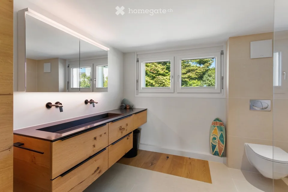 Appartement de 4,5 pièces rénové dans un environnement verdoyant avec vue imprenable