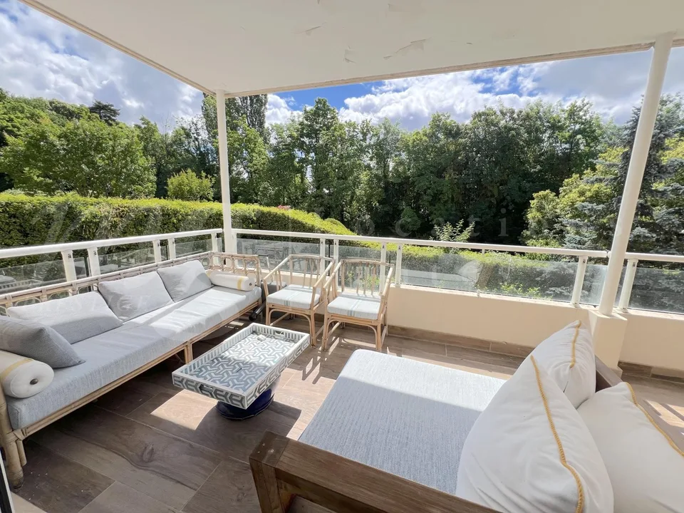 SUPERBE APPARTEMENT DE 7 PIECES DE 250 m2 AVEC LARGE TERRASSE -+ 3 BALCONS ET VUE DEGAGEE