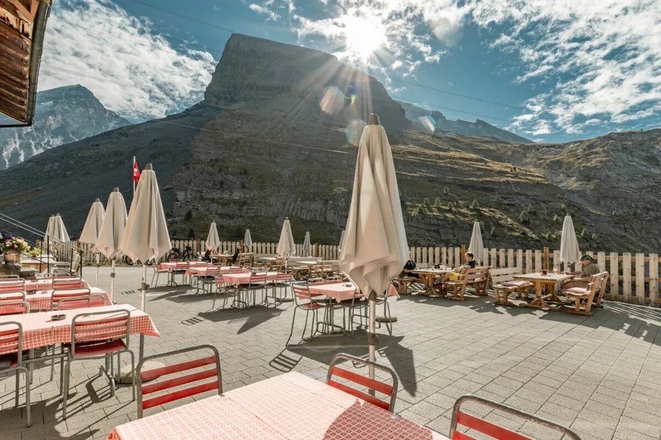 Hotel di montagna storico Schwarenbach nel mezzo delle imponenti Alpi bernesi al passo del Gemmi
