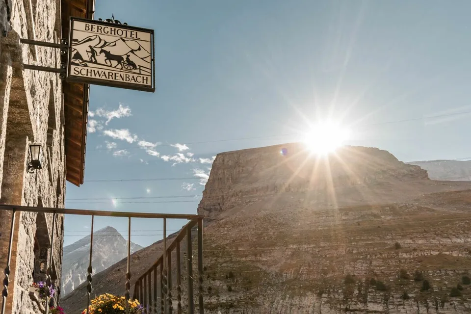 Hotel di montagna storico Schwarenbach nel mezzo delle imponenti Alpi bernesi al passo del Gemmi