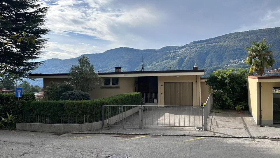 LUGANO - VEZIA - Große unabhängige Villa von 320 m² mit schönem Garten, Wohngebiet