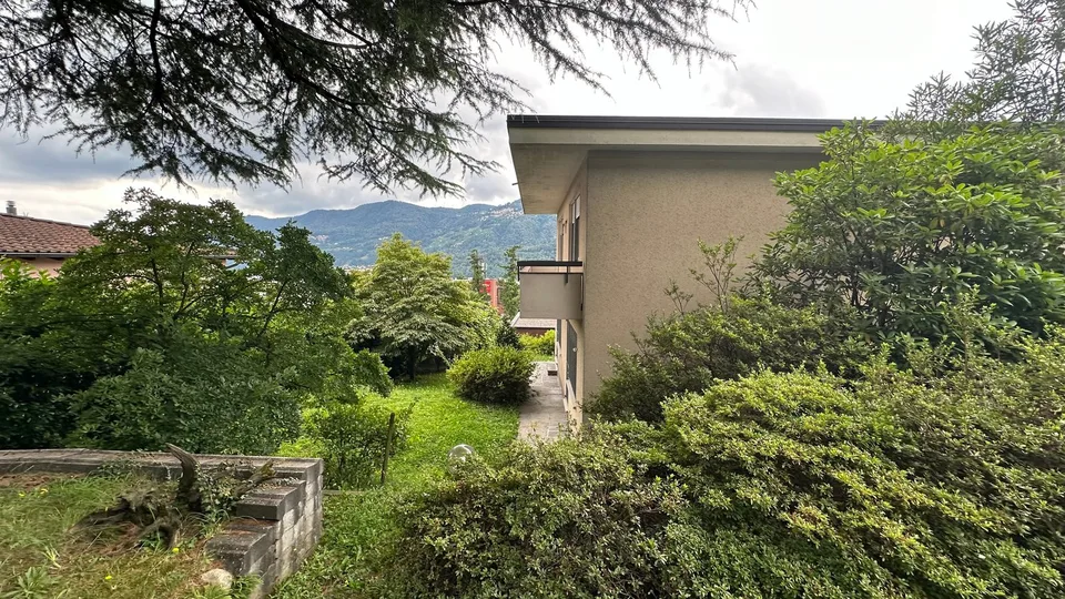 LUGANO - VEZIA - Ampia villa indipendente di 320 mq con bellissimo giardino, zona residenziale