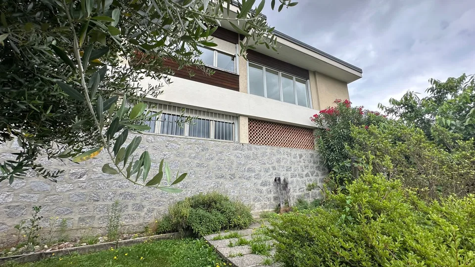 LUGANO - VEZIA - Große unabhängige Villa von 320 m² mit schönem Garten, Wohngebiet
