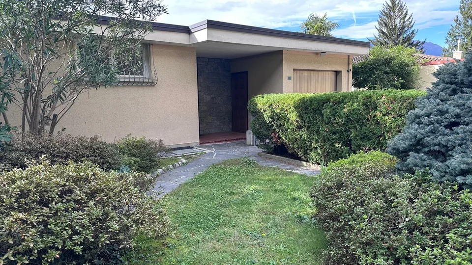 LUGANO - VEZIA - Große unabhängige Villa von 320 m² mit schönem Garten, Wohngebiet