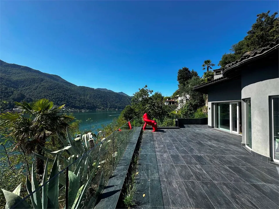 Villa panoramica con piscina interna nel cuore di Vico Morcote