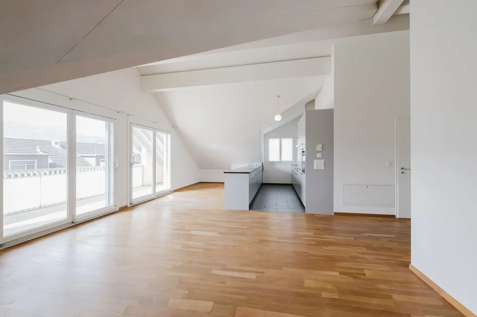 Appartement en attique de 3,5 pièces avec grand balcon au centre d'Unterägeri