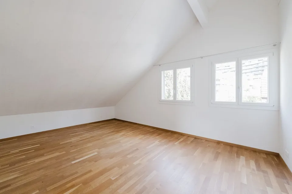 Appartamento mansardato di 3,5 locali con ampio balcone nel centro di Unterägeri – foto 6 di 12