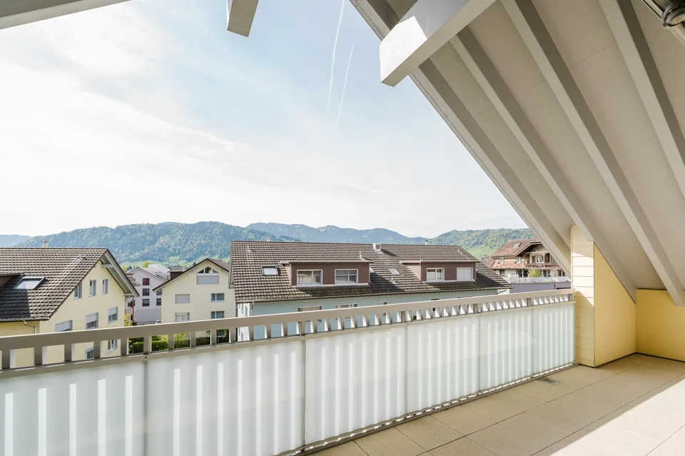 Appartement en attique de 3,5 pièces avec grand balcon au centre d'Unterägeri