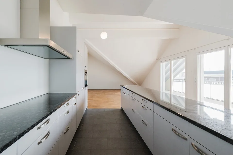 Appartement en attique de 3,5 pièces avec grand balcon au centre d'Unterägeri