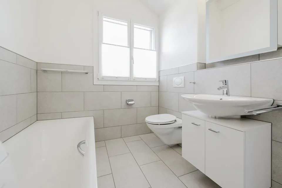 Appartamento mansardato di 3,5 locali con ampio balcone nel centro di Unterägeri – foto 7 di 12
